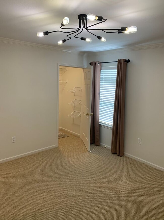 Building Photo - 2 Bedroom / 2 Bath Condo- ALL UTILITIES IN...