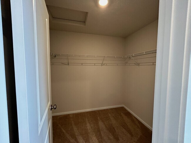 Building Photo - 294 E Viceroy Ave