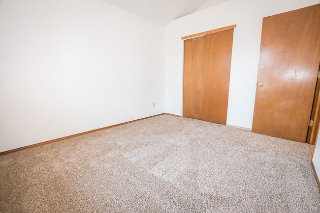 Building Photo - Contemporary home with 3 bedrooms, 2 bath, 2 car garage, A/C, Fenced Yard