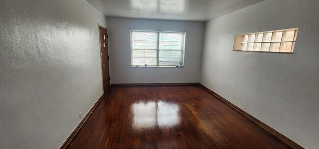 Building Photo - ** MOVE-IN SPECIAL. Half Off 1st Months Rent** 1 5 a Half-Bedroom Apartment with Bonus Room & Ref...