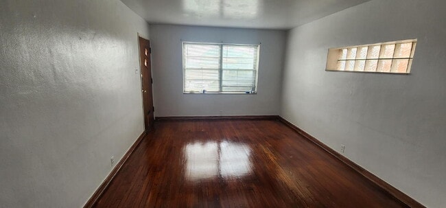 Building Photo - Charming 1-Bedroom Apartment with Bonus Room & Refinished Hardwood Floors