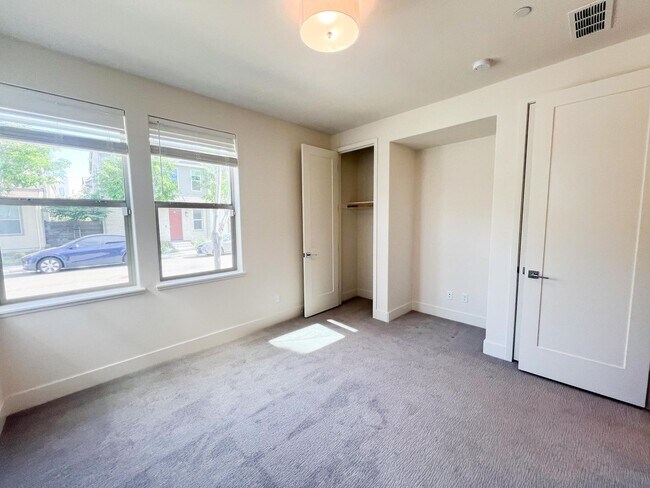 Building Photo - Newer Spacious 5 Bedroom Home Located in C...
