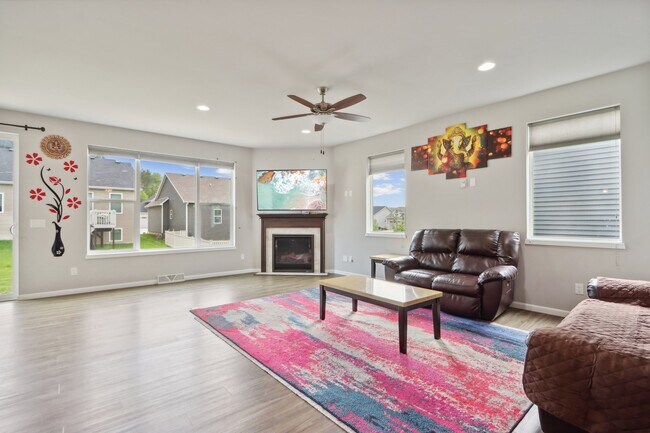 Building Photo - 5811 Levitan Ln