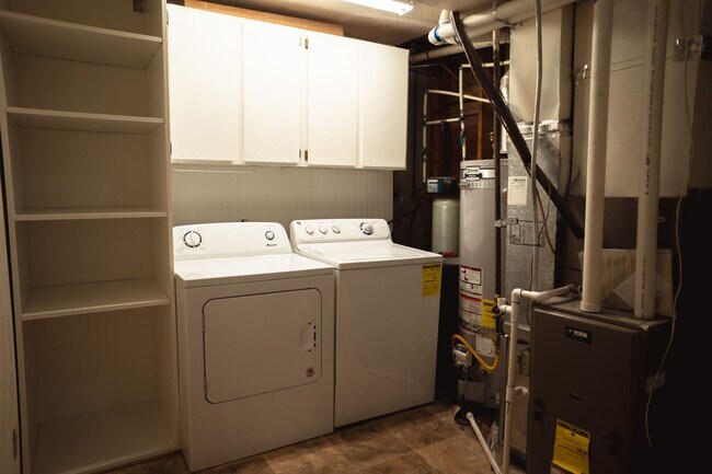 Building Photo - Gorgeous Family Home on Cul-de-Sac