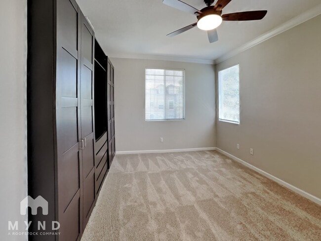 Building Photo - 5325 Dunlay Dr