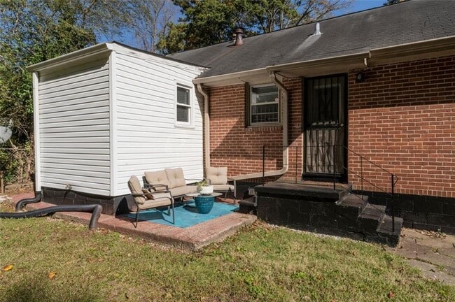 Building Photo - 547 Westmeath Dr SW