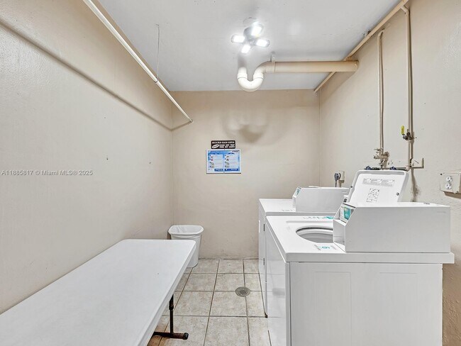 Building Photo - 9451 Evergreen Pl