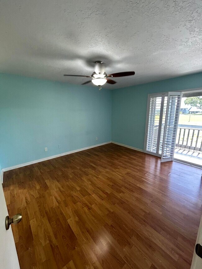 Building Photo - 1585 NE Beacon Dr