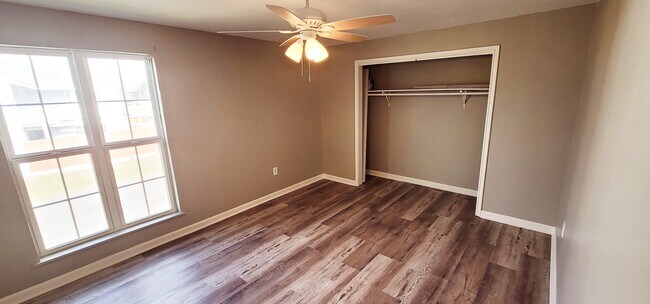 Building Photo - 1859 Fox Run Dr