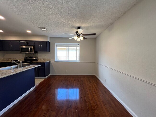 Building Photo - 2 bedroom/2 bath townhome in the heart of ...