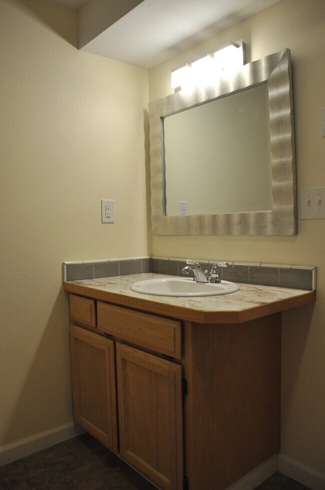 Building Photo - Basement Apartment, 2 bed 1 bath close to Food Trucks on Best