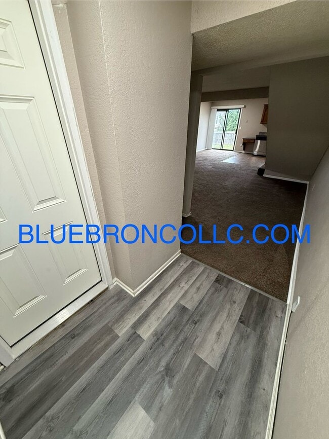 Building Photo - Spacious unit with granite counter tops and stainless steel appliances
