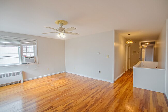 Building Photo - 2553 E Somerset St