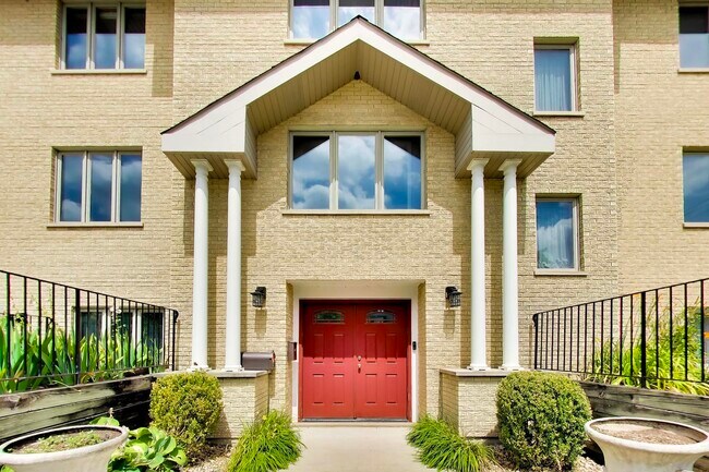 Building Photo - 920 N Northwest Hwy