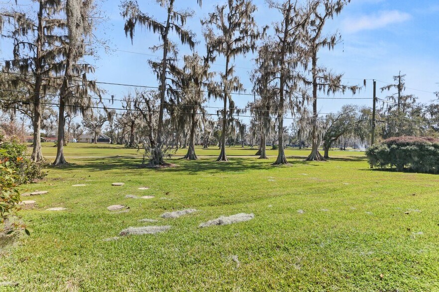 Building Photo - 421 Willowdale Blvd