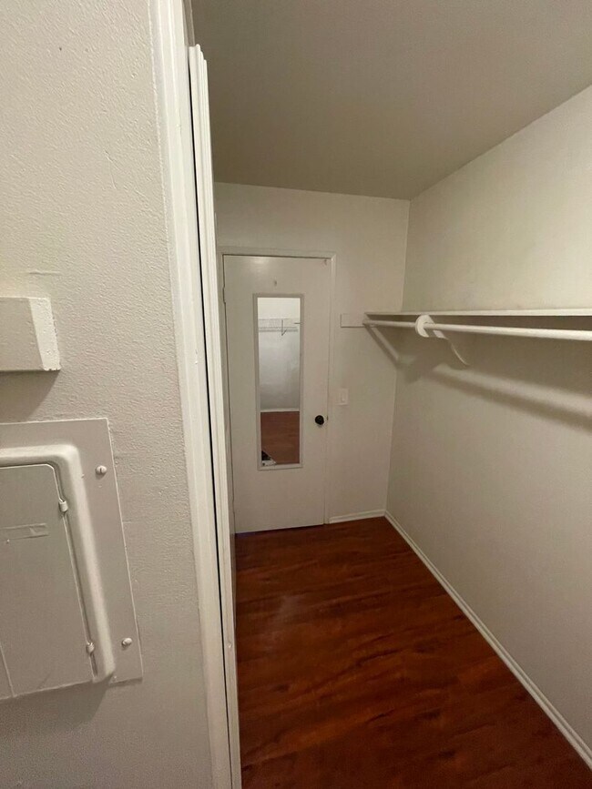 Building Photo - 1150 S Meadow Ln