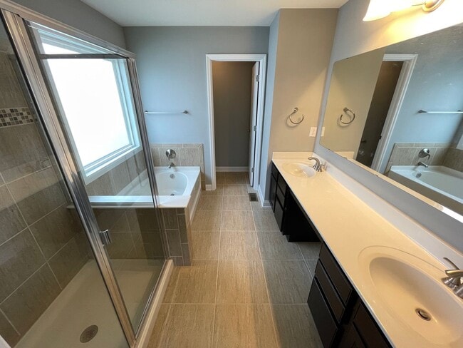 Building Photo - Large Home East Jefferson For Rent