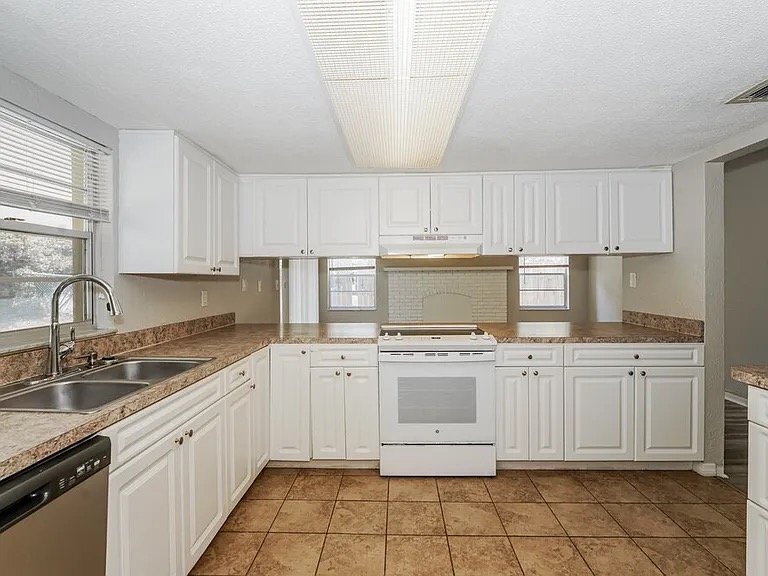 Building Photo - 989 E Normandy Blvd