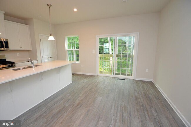 Building Photo - 528 Landing Dr