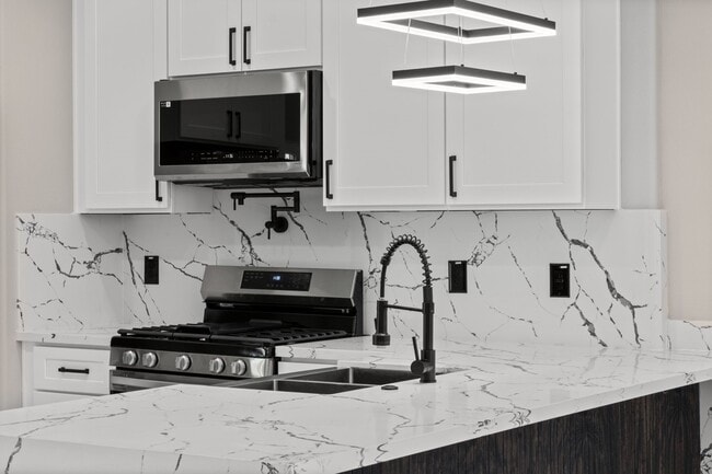 Building Photo - 7925 Colonial Ln