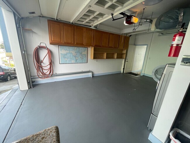 Building Photo - Spacious 3 Bedroom Home Minutes from City ...