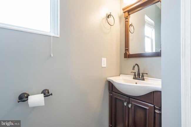 Building Photo - 329 Hillcrest Ave