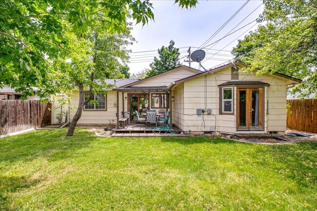 Building Photo - Desirable SE Boise Home Minutes From BSU!