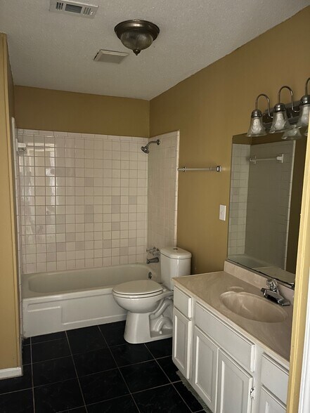 Building Photo - 115 Alicia St