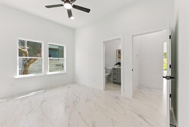 Building Photo - 418 Bedford Dr
