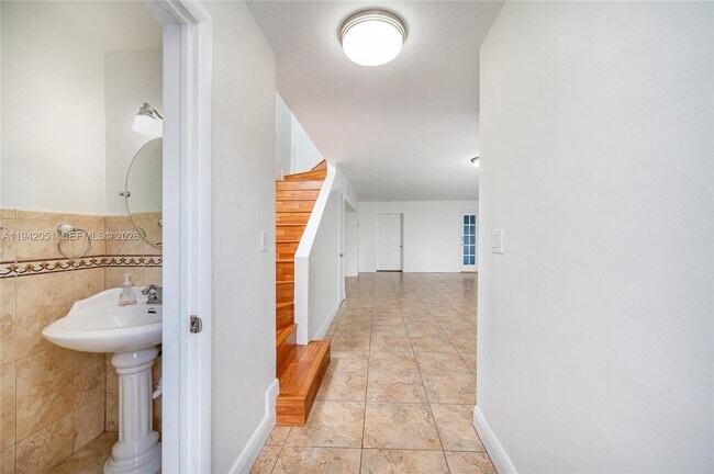 Building Photo - 1345 W 71st St