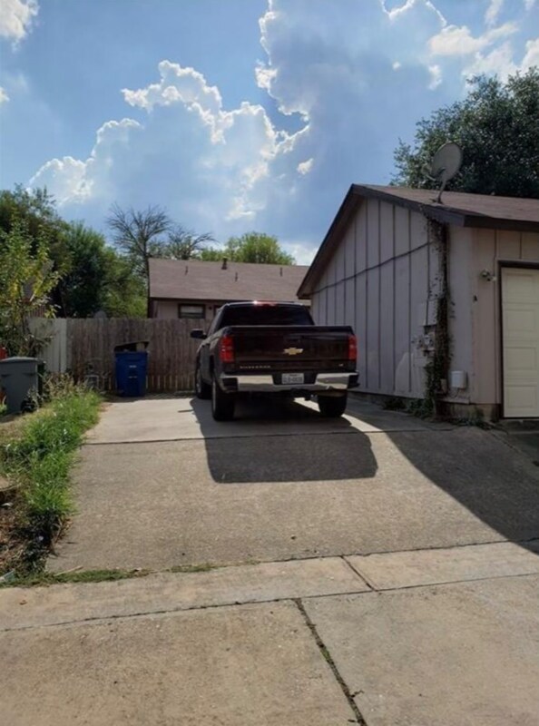 Building Photo - 1704 W Braker Ln