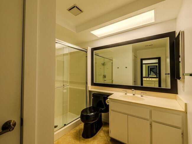 Building Photo - Sought after 2 bedroom 2 bath upstairs con...