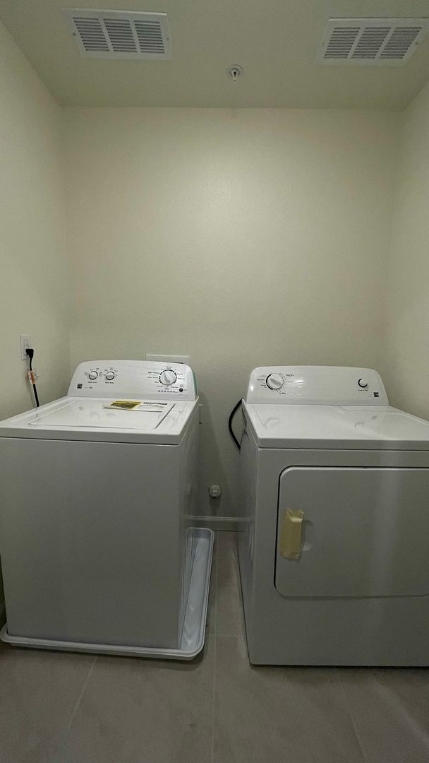 Building Photo - 4 year old 5 bedroom 2.5 bath home