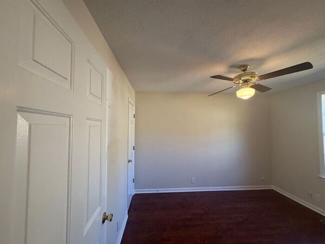 Building Photo - 3 Bed/2 Bath with Deck/Yard in quite neigh...