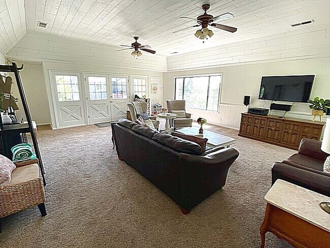 Building Photo - Mountain Retreat Home in Summit Park