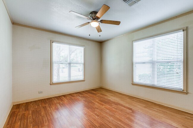 Building Photo - 322 Byrnes Dr