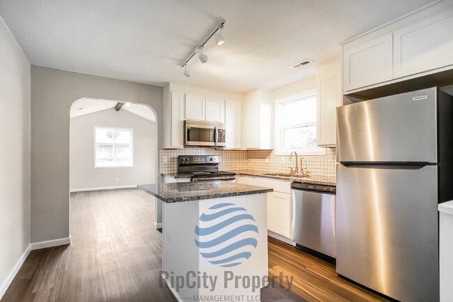 Building Photo - 1307 Elm St