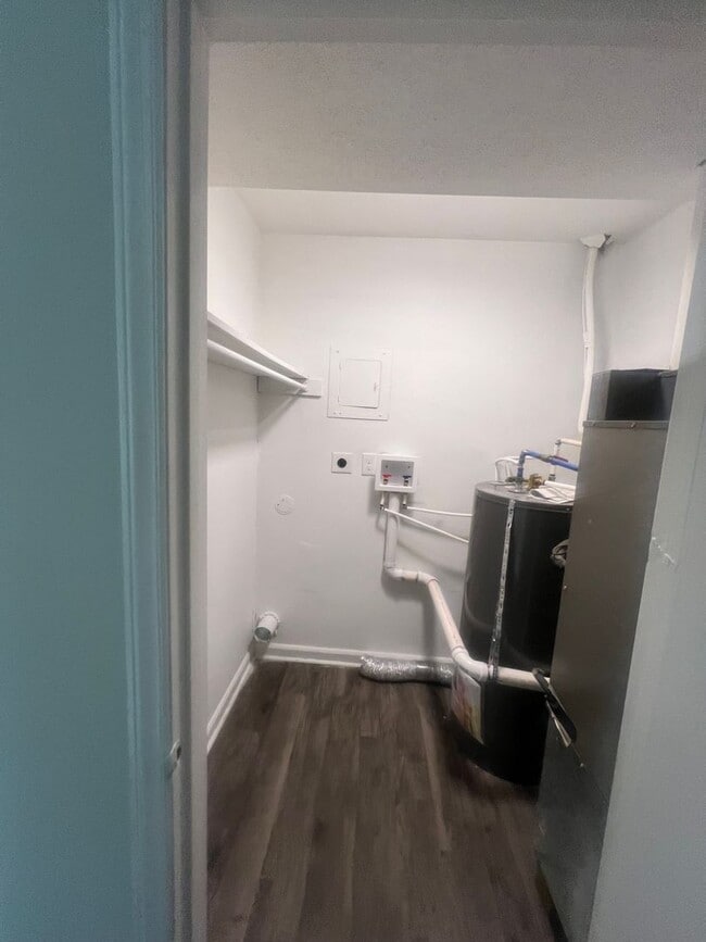 Building Photo - 1 bedroom/ 1 bathroom condo for ONLY $1050...