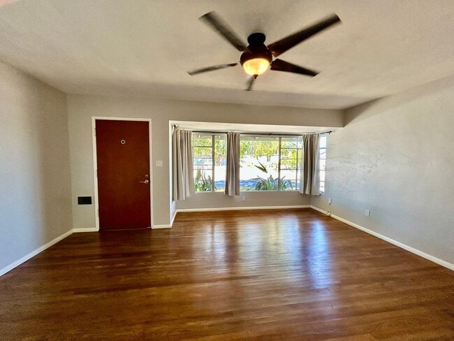 Building Photo - 2 Bed 1 Bath House with Large Yard in Cent...