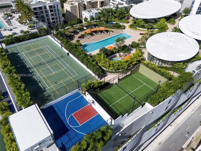 Building Photo - 700 NE 24th St