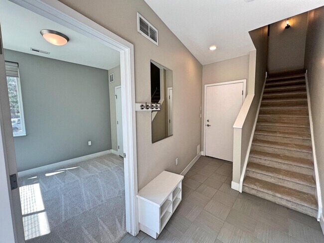 Building Photo - 2411 W Argyle Pl