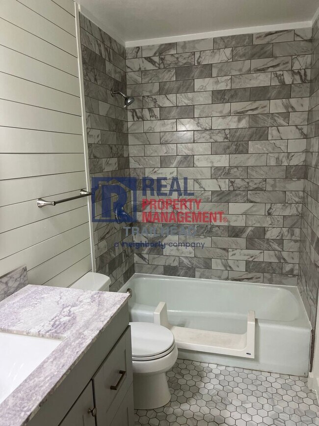 Building Photo - Great Location - 2 Bed/2 Bath - Move In Re...