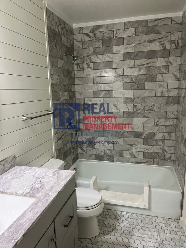 Building Photo - Great Location - 2 Bed/2 Bath - Move In Sp...