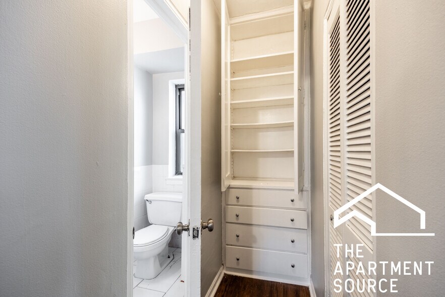 Building Photo - 1140 N La Salle Dr