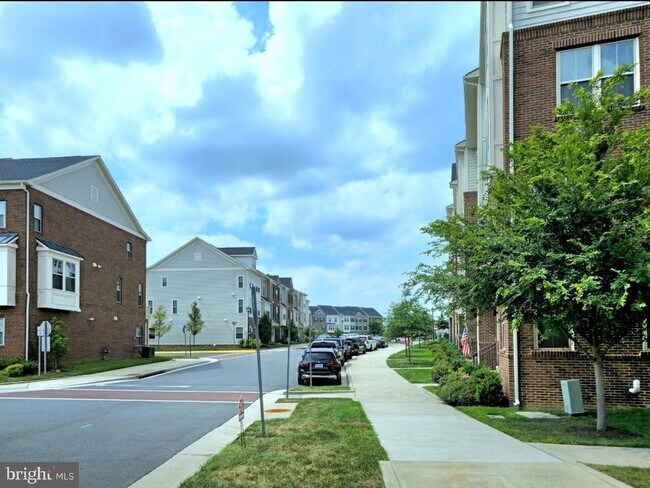 Building Photo - 902 California Dr