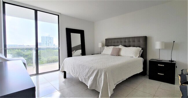 Building Photo - 3731 N Country Club Dr