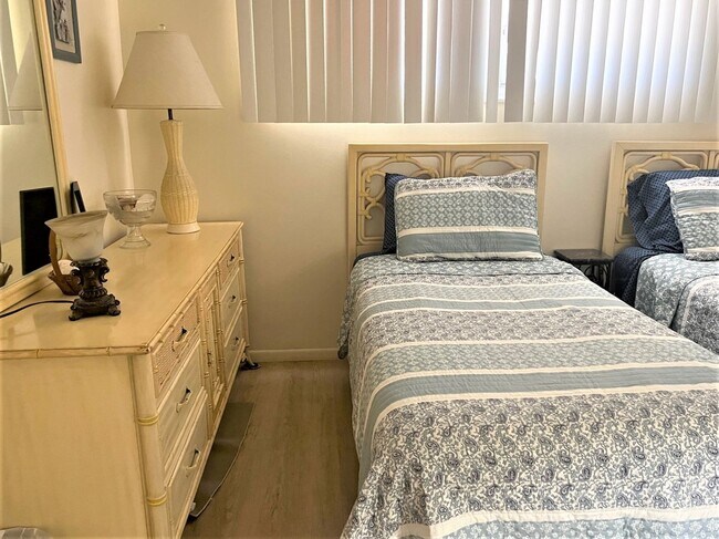 Building Photo - 2BR/2BA Ground Level Condo in Venice Ave C...