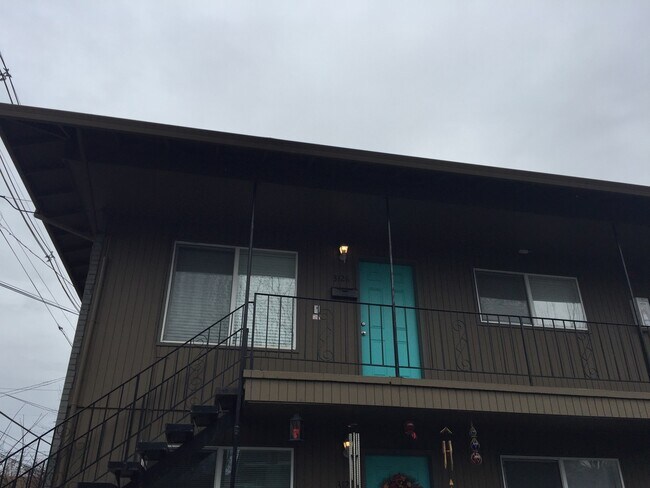 Building Photo - Upper corner unit 1 bed on Belmont, granite, hardwoods, off street parking!