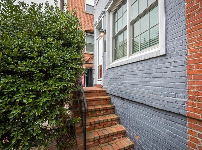 Building Photo - 1421 Hopkins St NW