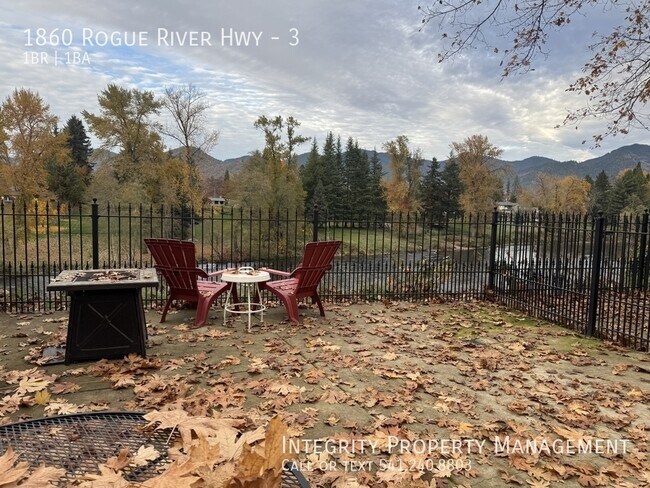 Building Photo - 1860 Rogue River Hwy